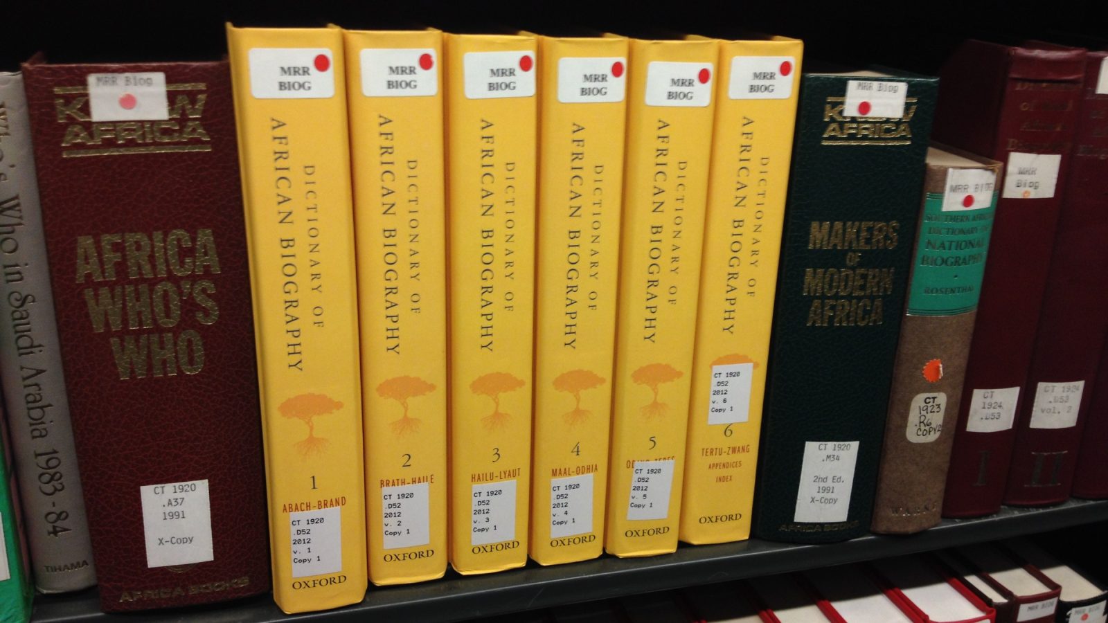 Imagen editorial para «África publica mucho más que una estadística continental»: African biography reference books on the shelves of the Main Reading Room of the Library of Congress that could be useful in overcoming systematic bias on Wik