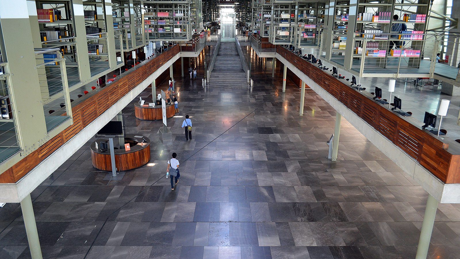 Imagen editorial para «México amplía la pregunta de qué significa leer»: The library is located in downtown Delegación Cuauhtémoc at the Buenavista train station where the metro, suburban train, and metrobus meet. It is adorned by several s