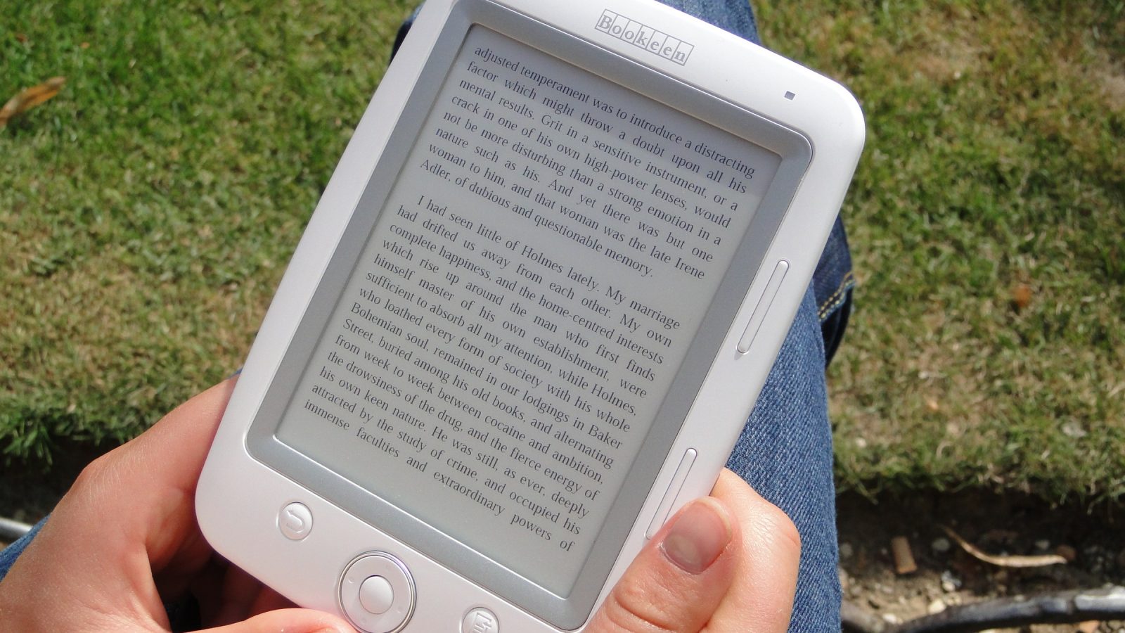 Imagen editorial para «El papel sigue delante, pero el lector ya no vive en un solo formato»: The e-book reader Cybook Opus by Bookeen with electronic paper. This pocket sized reader can be held in one hand.