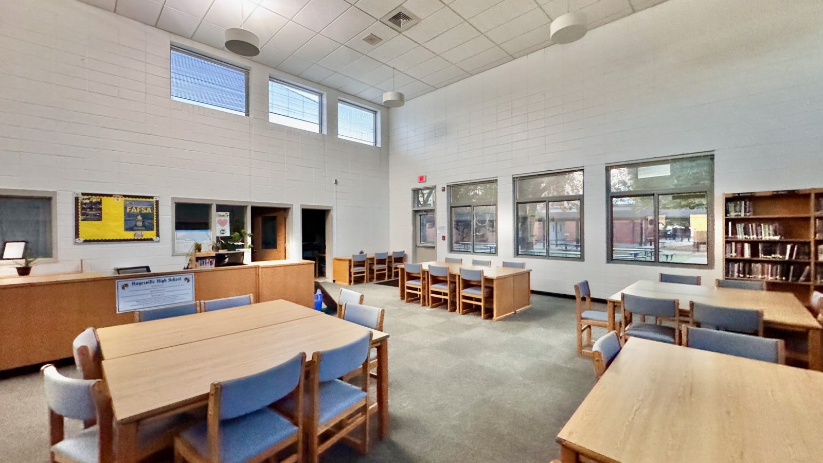 Imagen editorial para «Las bibliotecas estadounidenses cuentan también la presión sobre la conversación pública»: A media center-library in a modern public high school in the United States – Hayesville High School in Clay County, North Caro