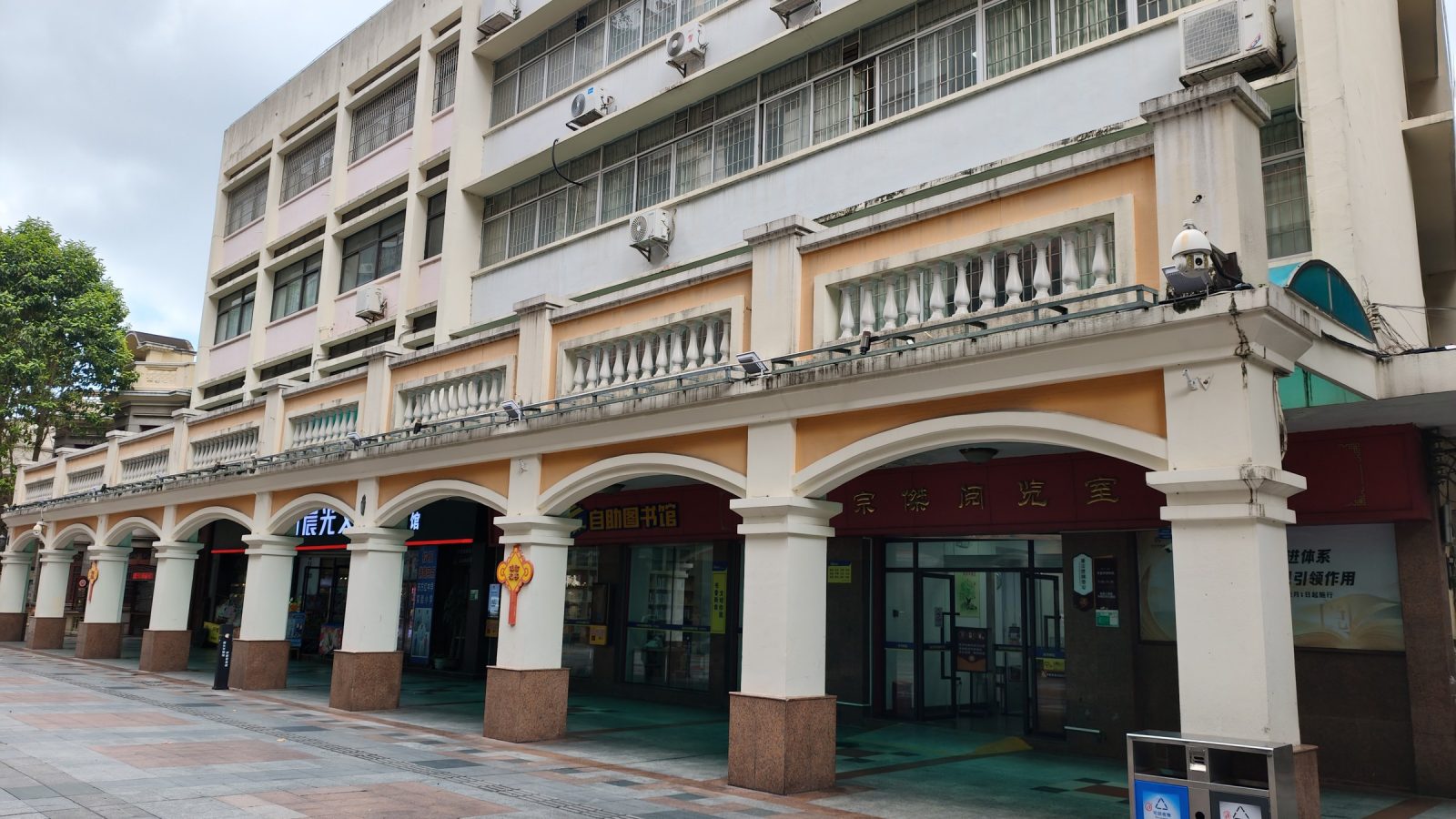 Imagen editorial para «China mide el tamaño de una lectura que ya ocurre en muchas pantallas»: Fok Chung-Kit Reading Room of Jintang Library, Xinhui district, Jiangmen, Guangdong, China. A stationary store is next to it.